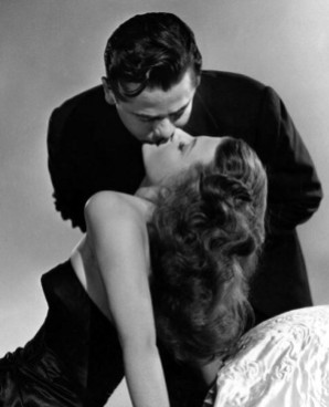 Rita Hayworth & Glenn Ford kissing in Gilda