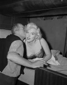 Billy-Wilder-and-Marilyn-Monroe-Some-Like-It-Hot-Set-billy-wilder-26776512-990-1262