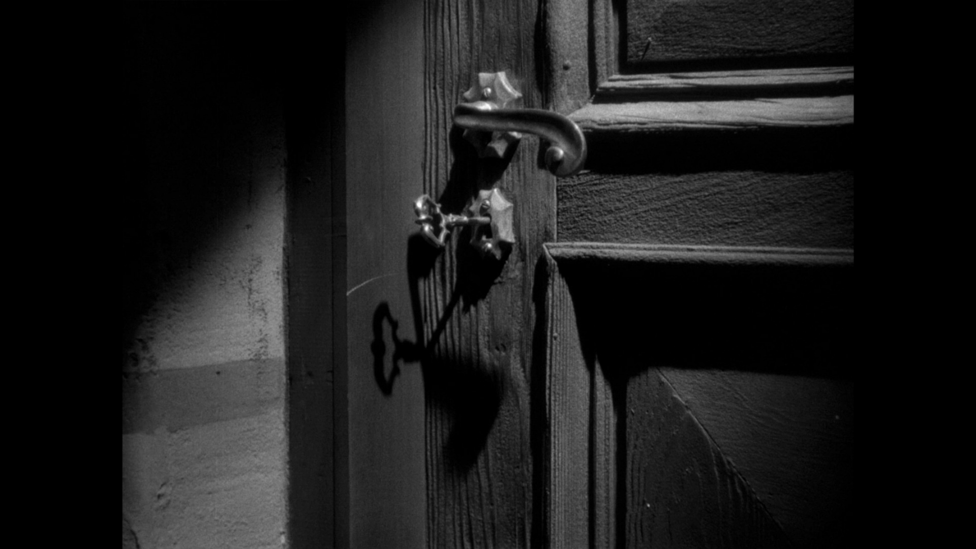 Приснились закрытые двери. Страшная дверь. Закрытая дверь. Запертая дверь. Страшная закрытая дверь.