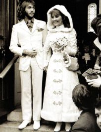 Lulu marries Maurice Gibb